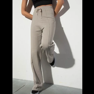 RAKA MJUKISAR MADLADY - SNYGGASTE mjukisbyxorna från Madlady! Fin kall beige färg & de har dragsko. Storlek S längd 32. Jag är 173cm med långa ben & de är lite lite korta för min smak. Använda 1-2 gånger & det enda är att de är lite slitna i sömmen mellan benen (men är enkelt att fixa + syns inte på)🤍🤍 NYPRIS: 399. Säljer för 199+66kr i frakt.🤍