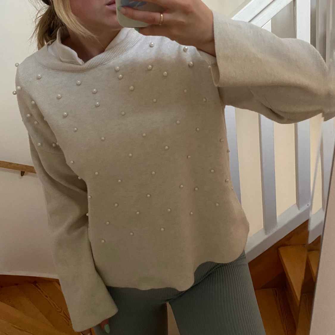 RIBBSTICKAD BEIGE TRÖJA MED PÄRLOR - 90