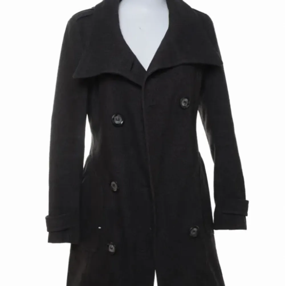 Jag säljer denna ull kappa från märket Twist & Tango för 150kr. En perfekt jacka för hösten och våren. Storlek S. Inga tydliga repor eller skador på plagget!. Jackor.