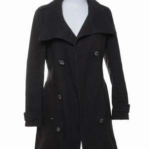 Jag säljer denna ull kappa från märket Twist & Tango för 150kr. En perfekt jacka för hösten och våren. Storlek S. Inga tydliga repor eller skador på plagget!