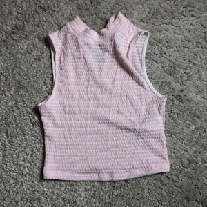 crop top - gullig top från hm i storlek xs