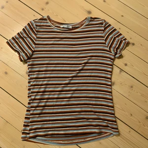 Tajt randig trikåtröja från Zara - En åtsittande randig trikåtröja från Zara. Den är väldigt tunn och därför perfekt till sommaren