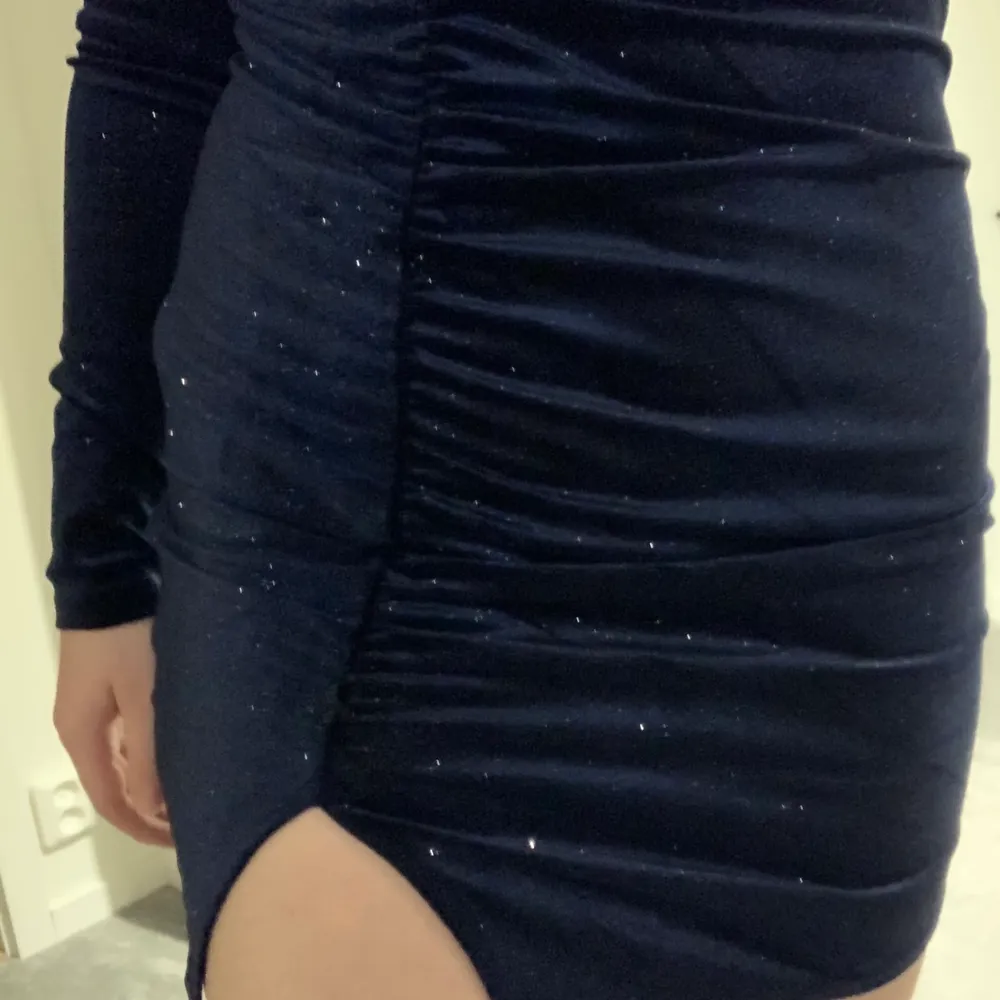 Blå glittrig klänning från NLY ONE perfekt till nyår 🌟 storlek M, 120 + frakt . Klänningar.