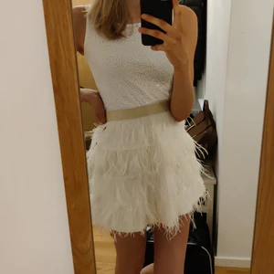 Klänning - Jättesöt klänning från Derhy Kids som är alldeles för liten för mig :/ har legat i min garderob ett tag nu och användes max 3 gånger 💕 Kan vara en fin julklapp till ditt syskon, kusin eller barn ☺️ om du gillar korta klänningar funkar den också ♥️ storlek 12/14 (år)