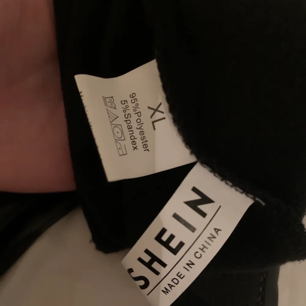 Snyggt skinnlinne från SHEIN 🌹⚡️ storlek XL, 60kr + frakt 📦 . Toppar.
