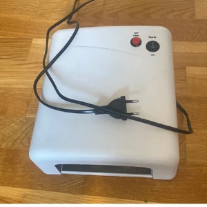 Uv lampa - Uv lampa för att kunna göra naglar köpt för ungefär ett halv årsen och knappt använd funkar jätte bra och säljer pågrund av att de inte var min grej. 