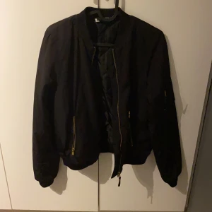 Bomber jacka  - Säljer denna bomberjacka från märket Noisy i strl S. Säljer på grund av att den har blivit för liten. Kontakta mig om du är intresserad💕