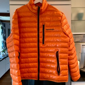 Peak Performance jack - Säljer min orange peak performance jacka. Köpt för 2500kr och är i nyskick, inga defekter alls. Herrstorlek L, men kan såklart bäras av dam o herr. Frakten ingår i priset!