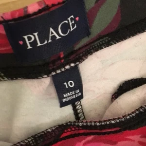 Byxor med blommiga rosor - Byxorna är små men jätte sköna i material och fina. 