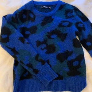 Stickad tröja - Stickad tröja från New Yorker som bara är använd några få gånger. Storlek L men skulle säga att den sitter som en S-M! Första bilden ger en mer rättvis bild av färgen 💗 Köparen står för frakten.