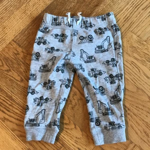 Byxor - Små i storleken, verkar egentligen vara storlek 80 men skulle vilja säga att dom mer är som 74