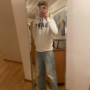 Gant hoodie  - Gant hoodie vit som jag säljer för jag inte använder den längre, svin snygg. Frakt står köparen för