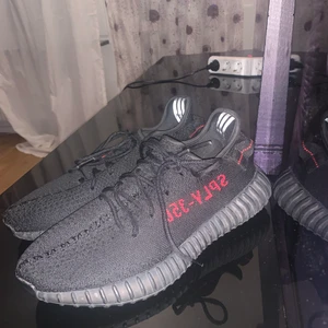  43 Yeezy skor strl 42 - Nypris= 6587 säljs för 2000