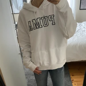 Puma hoodie vit - Säljer en vit Puma hoodie i storlek L. På mig som ofta bär xs är den oversize. Fint skick och använd några gånger. Säljer då den inte kommer till användning😊