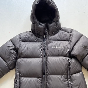 Sail racing vinter jacka - As snygg sail racing jacka som jag tyvärr måste sälja då jag har köpt en ny och denna inte kommer till användning längre:( Den är i ny skick och inga slitningar eller liknande. Kan användas som både vinter jacka eller skidjacka. Inköpt 2020 december för 3800kr säljer för runt 1200kr. Tveka inte på att fråga något eller bilder eller liknande💗