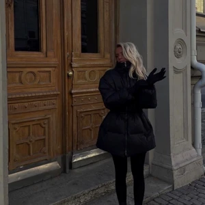 Svart dunjacka  - Jättefin ny svart dunjacka med hög krage! Fint skick 