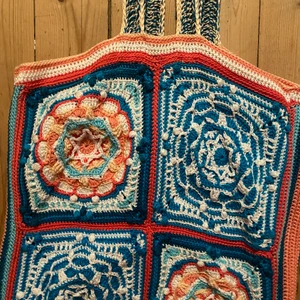 Väska  - Handgjord virkad väska med mormorsrutor🌸 Aldrig använd! Köptes för 400 kronor, säljer för 100.