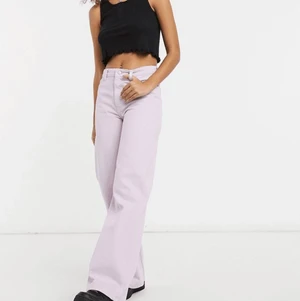 Monki yoko jeans i lila - ( lånade bilder )  Säljer min lila monki yoko jeans eftersom dom aldrig kommer till användning och har nu blivit för små, Använda kanske 2 gånger och sedan bara legat i min garderob. Orginalpris 400kr