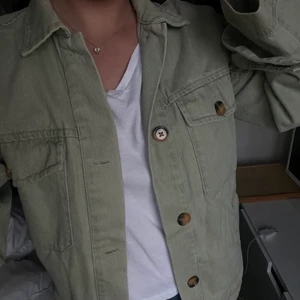 Grön jacka💚💚 - Superfin grön jacka!! 💚💚Köpt på plick men säljer då den tyvärr var för stor för mig, lånade bilder💓