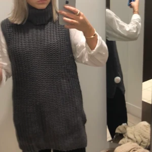 Stickad väst - En stickad väst i längre modell, så snygg! Från HM strl S. Endast använd 1-2 gånger🖤