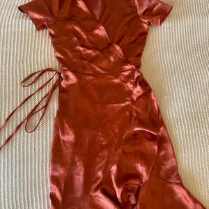 Klänning - Fin shimrig klänning lite tyngre i matrealet 