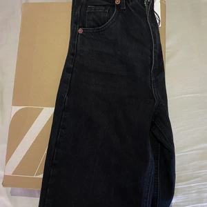 Zara Straight leg - High waist & wide leg “ JEANS WIDE LEG FULL LENGTH “ helt oanvända, dock testade en gång, alla lappar sitter fortfarande kvar. Kan fraktas samma dag som beställning eller dagen efter. xx