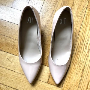 Nude klackar  - Jättefina klackar i nude/beige. Använda fåtal gånger, lite avskavda på klacken men annars fina :)