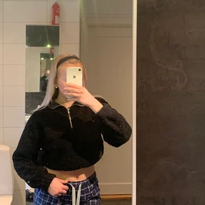 Tröja med dragkedja från Gina Tricot🤍🖤 - En superfin och skön tröja från Gina Tricot med dragkedja🖤