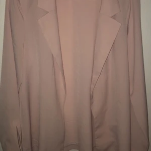 Kavaj - Endast använd en gång, säljs eftersom den inte kommer till användning längre💕