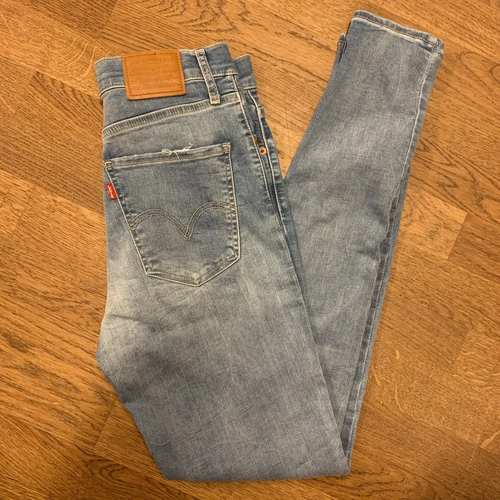 Levi’s jeans i skinnymodell med slitna detaljer på fickorna. Strl 28, jag är en 26a och de är en aning stora i midjan på mig men funkar bra med bälte. Jag är 173 och de är en bra längd på mig, kan klippas om man är kortare. Buda gärna i kommentarsfältet!. Jeans & Byxor.