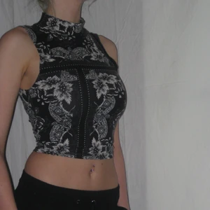 Topp med polo - En mycket cool topp med snyggt mönster i bra skick! Passar st xs/s. Köparen står själv för frakten!🌹 /Alva 