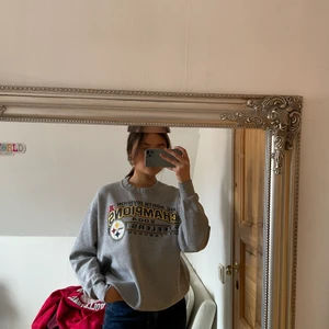 Vintage Champions Steelers Sweatshirt  - Vintage Champions Steelers Sweatshirt   Storlek  L Measurements: Length - 70 cm Pit to pit - 64 cm  Condition: Vintage (9/10)  (Pris -360kr)  DM för mer bilder och frågor