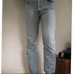 Jeans strl W27 L28 - Snygga ljusa levis jeans, knappt använda. Köparen betalar frakt