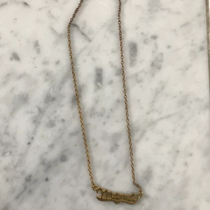 Halsband - Ballt halsband där det står mama på. 