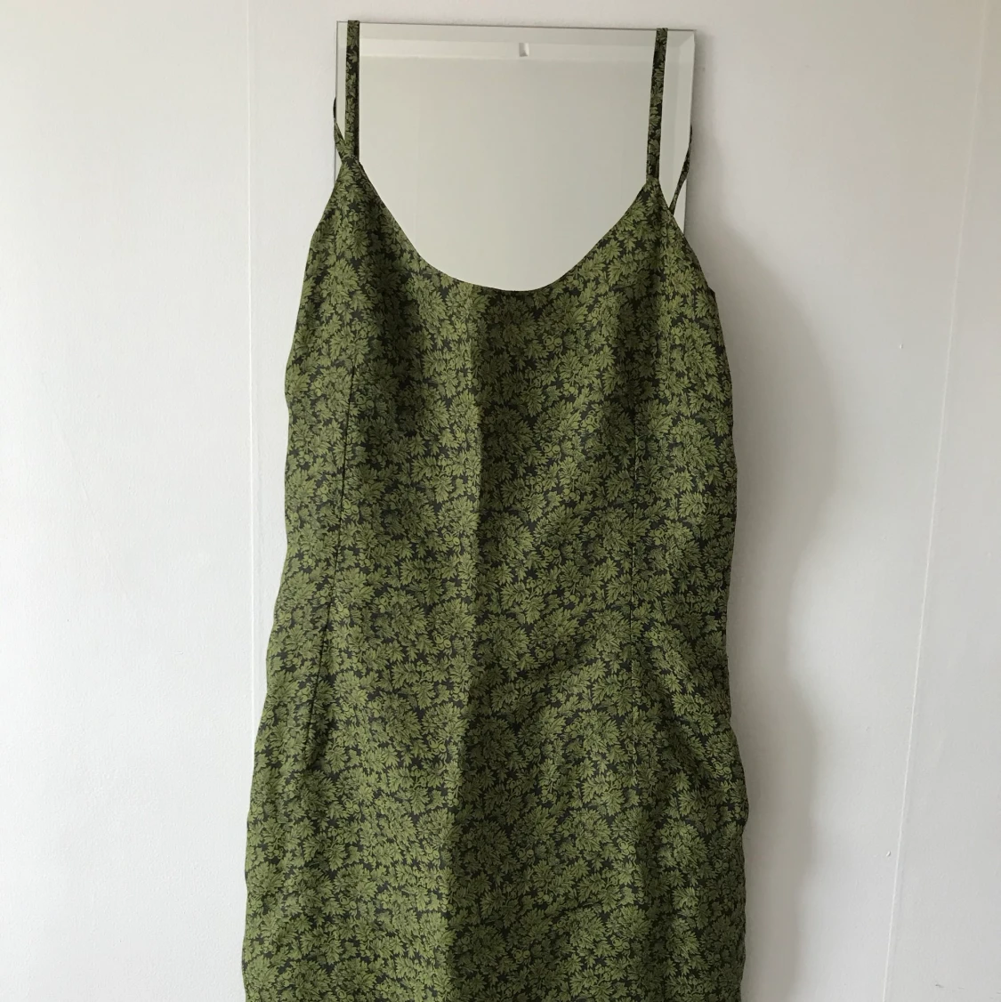 Grönblommig klänning.