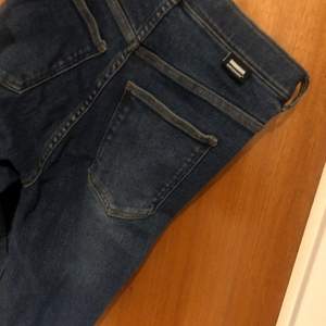 Blåa jeans med lätta highlights på låren. Är mindre stretchiga så skulle säga de passar en med passform för stl s/m. 