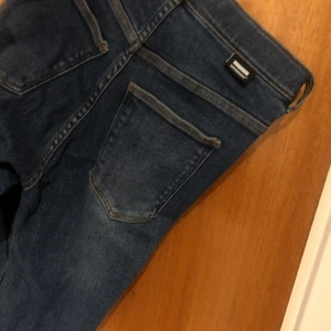 Dr. Denim jeans stl M - Blåa jeans med lätta highlights på låren. Är mindre stretchiga så skulle säga de passar en med passform för stl s/m. 