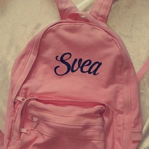 Svea ryggsäck - Ryggsäck ifrån märket Svea. Knappt använda så den är i nyskick. Fin rosa färg som inte sticker ut för mycket, den har även innerfickor. Köparen står för frakten, hör av dig vid frågor 🥰🌸