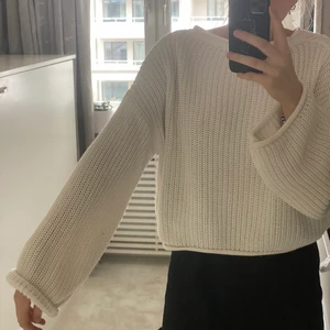 Vit stickad  - Vit stickad tröja från nakd med stora armar, skön lätt och passar till allt