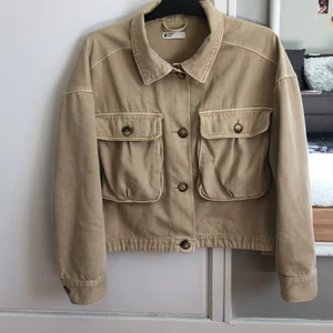 Oversized jeansjacka, Beige - Köpt förra våren, använd rätt mycket därav priset.