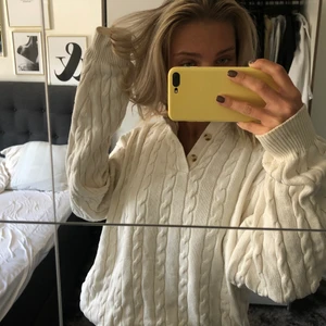 Ribbad stickad vit tröja - Rejäl stickad tröja med krage och knappar