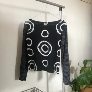 Tiedye långärmad tröja - långärmad tröja från indiska (har vikt upp den på andra bilden)💙 det finns en pytteliten missfärgning av smink (bild 3) men inget som stör😎  