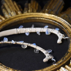 Örhängen ben - Örhängen med äkta revben och opalite. Krokarna är nickelfria. 