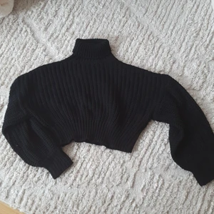 Chunky stickad tröja S - En chunky cropped stickad polo i strlk S! Jätteskön och mysig. Har lite ballongformade ärmar. Aldrig använd då jag inte tycker den passade på mig. 🌸FRAKT INGÅR I PRISET🌸