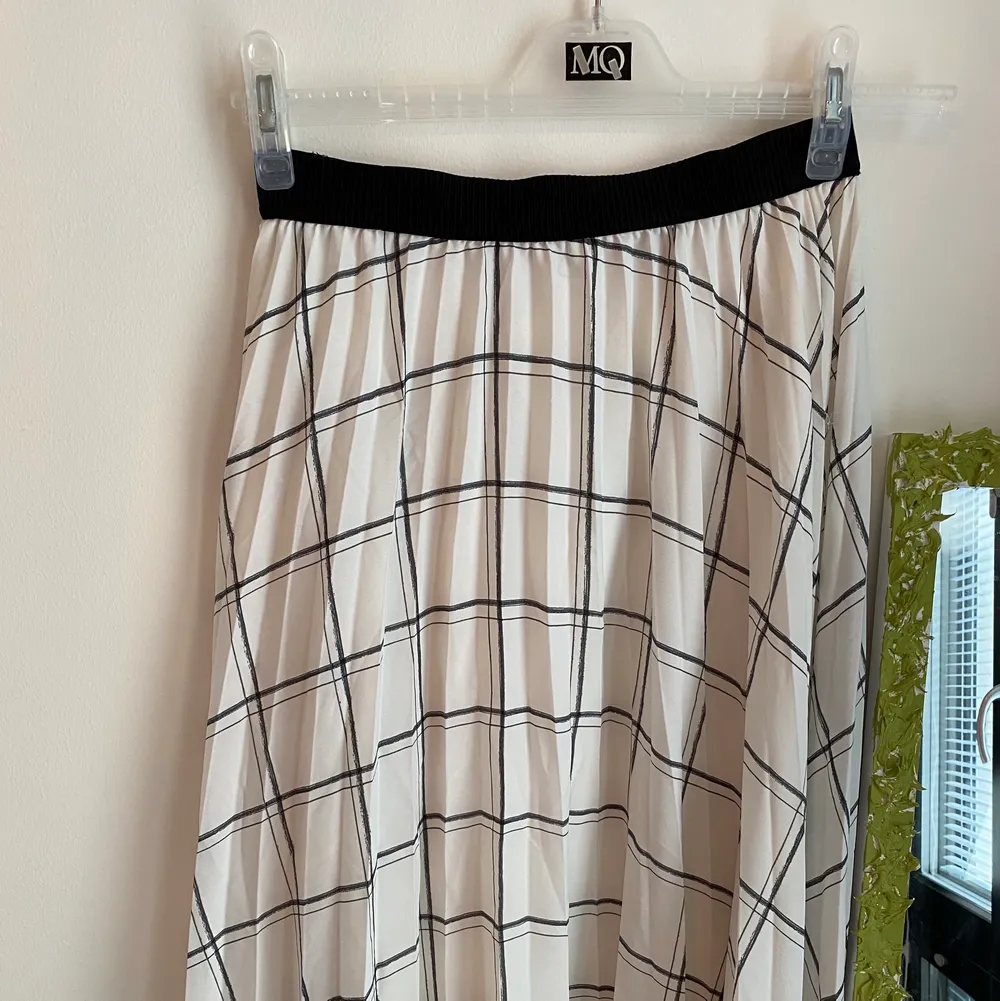 Säljs då den är för liten! Super fin o perfekt på sommaren 💖 obs strecken på kjolen är mörkblå! . Kjolar.