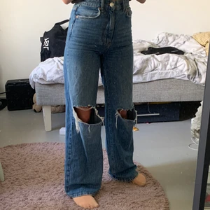 Jeans från Gina tricot  - Säljer nu mina jätte snygga jeans från gina tricot, använda ett fåtal gånger. Säljer pga för små🥰 Buda!🥰🥰 köp direkt för 400kr
