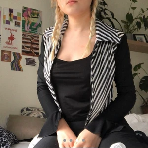 svart och vit randig dubbel blixtlås storlek S  - så söt, hade en liten fläck visad på den sista bilden