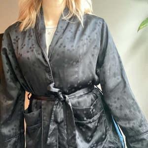 Set kavaj + byxa - Jättefin mjuk kavaj med knappar och band i midjan. Även snygg att ha öppen! Matchande byxor till, ankellånga i rak modell. Kan köpas separat för 80kr styck eller som set för 150kr totalt! Köparen står för frakten ✨