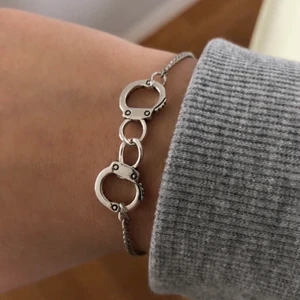 Armband  - Super coola armband med handbojor med lite smalare kedja, 80kr hör av er vid intresse eller funderingar!💓✨⚡️💀