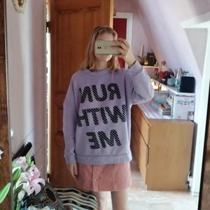 Oversize jumper Monki - Jättemysig oversize jumper från monki. Texten 'run with me' är tryckt i tyget. Står xs men passar nog xxs-medium :) 